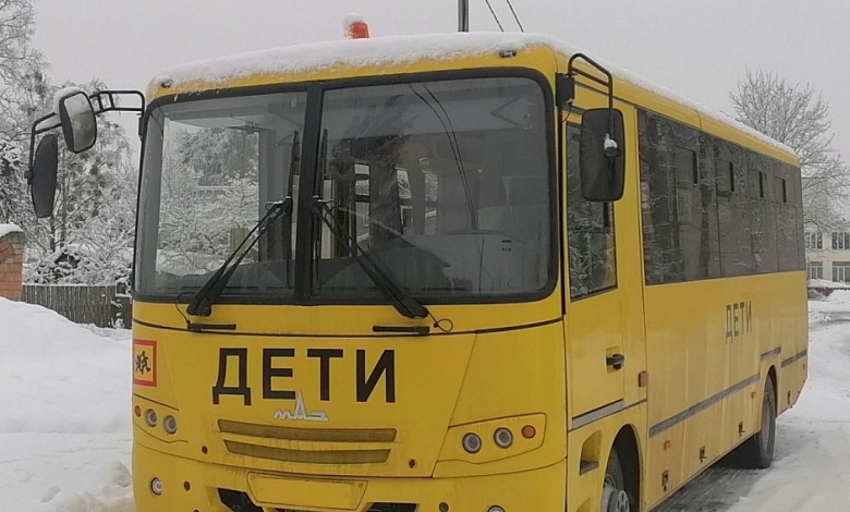 Коллективу Дятловичской СШ передали новый школьный автобус