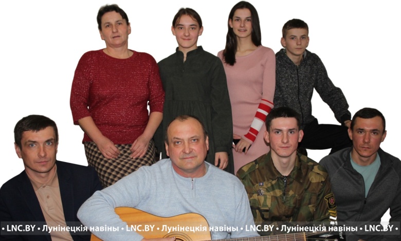 Александр и Ирина Косач из Лунинецкого района - родители семерых замечательных детей