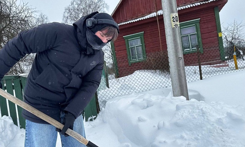 Активисты помогают пожилым жителям Лунинецкого района