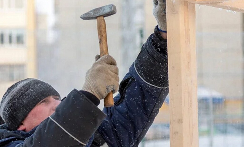 Как должны быть организованы работы на открытом воздухе в морозы, рассказали в Минтруда 