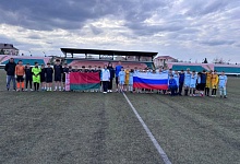 В Лунинце местные мальчишки и россияне играют в футбол 