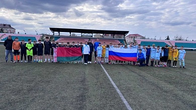 В Лунинце местные мальчишки и россияне играют в футбол 