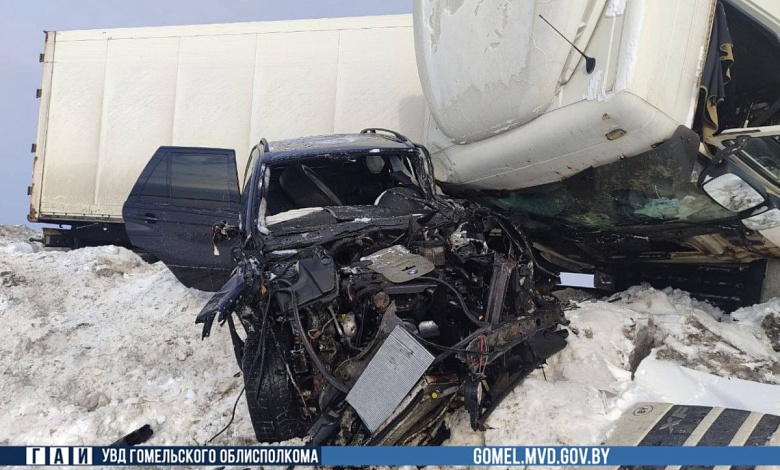 Фуру занесло и она врезалась в «БМВ» на автодороге М10