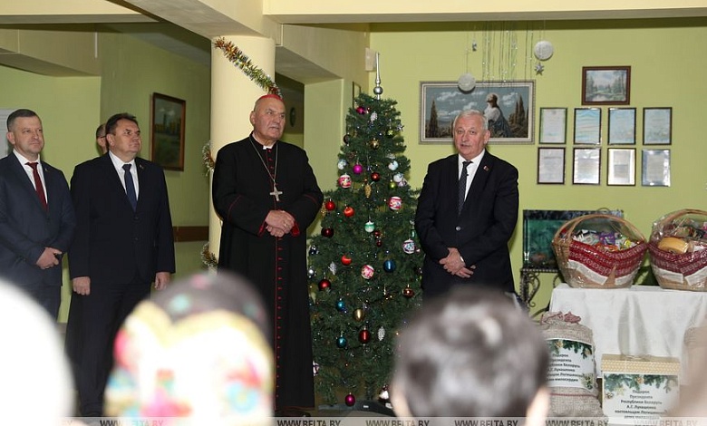 Подарки от Президента передали постояльцам Логишинского дома милосердия к католическому Рождеству