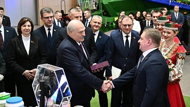 Автомобиль, мороженое и "Любимая Аленка". Лукашенко вручил символы Государственного знака качества