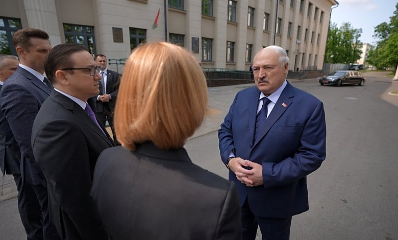 Лукашенко: Сколько можно помогать? Они ВИСЯТ на плечах государства!