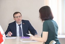 Работа депутата в округе: прием граждан и встречи с трудовыми коллективами
