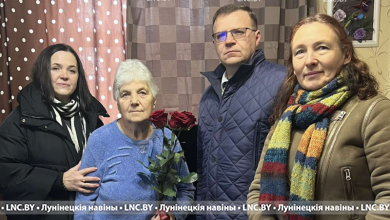 Помните школьные годы? Ветерана труда поздравили с юбилеем в Лунинце