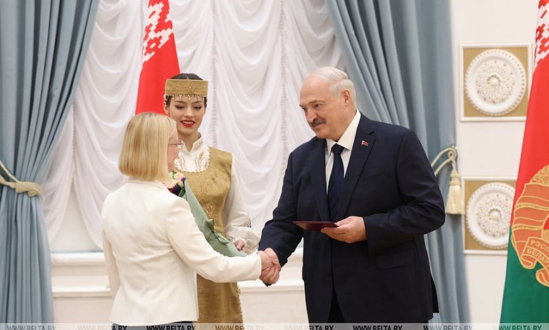 Президент Беларуси Александр Лукашенко вручил научным и научно-педагогическим работникам дипломы доктора наук и аттестаты профессора