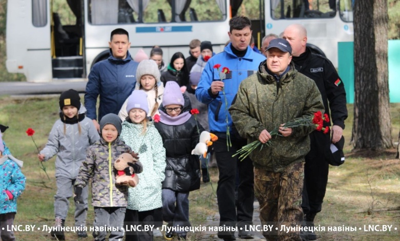 Трудовой десант во главе с сенатором высадился в Ситницком Дворе Лунинецкого района