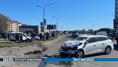 Fiat встретился с Renault на улице Дружбы в Кобрине