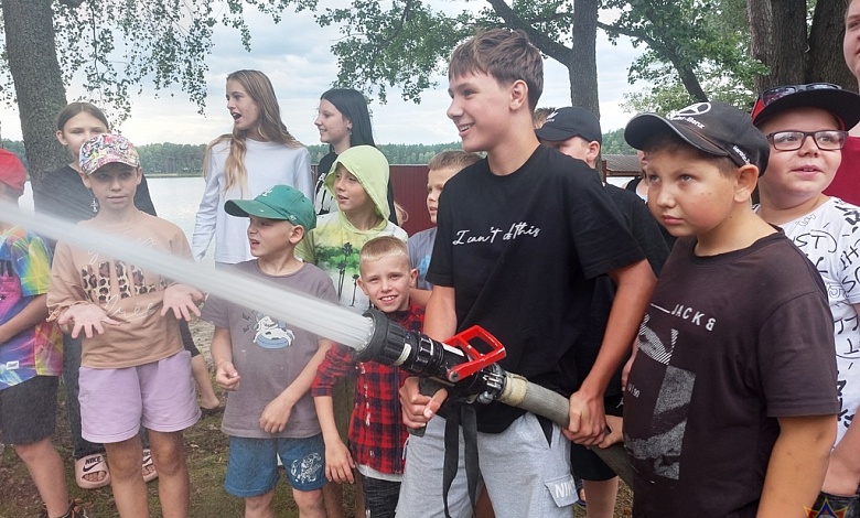 Спасатели устроили настоящий праздник в "Спутнике" Лунинецкого района