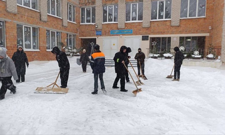 Трудовой десант активистов БРСМ вышел на расчистку снега  