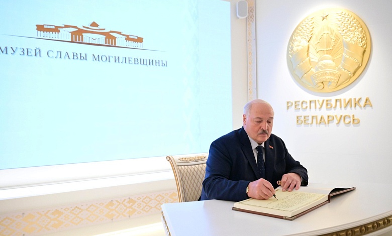 Лукашенко: лучше под мирным светлым небом бороться за историческую правду