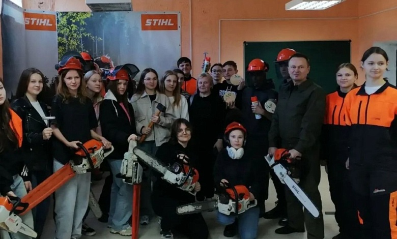 За бензопилы взялись школьники Лунинецкого района