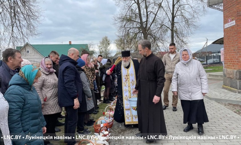Великая суббота: освящение праздничной снеди у Крестовоздвиженского храма в Лунинце