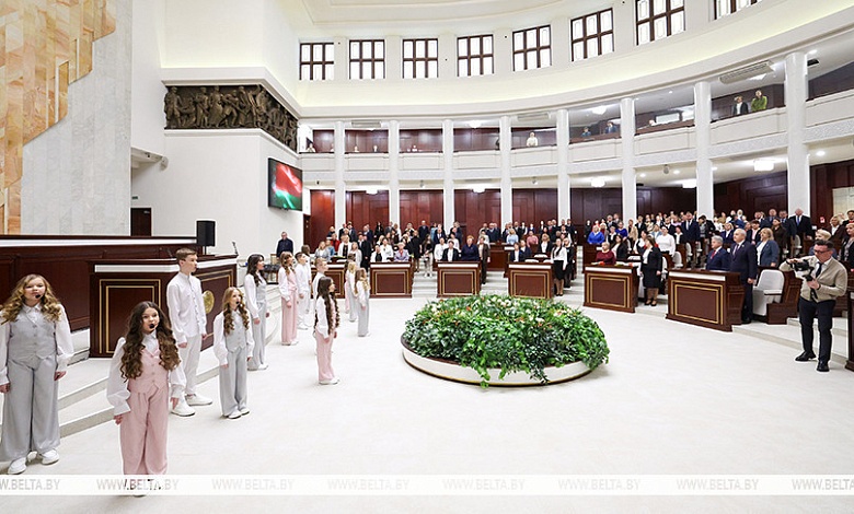 В Овальном зале Дома правительства проходит масштабный республиканский форум "Женщина и будущее деревни"