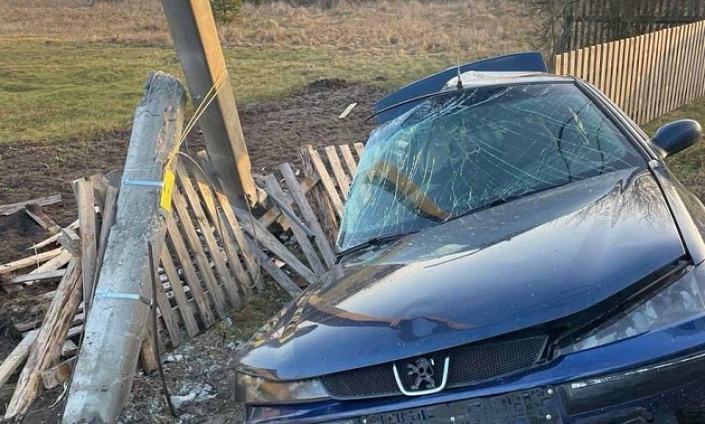 Молодой водитель на «Peugeot» врезался в бетонную опору ЛЭП в Брестской области