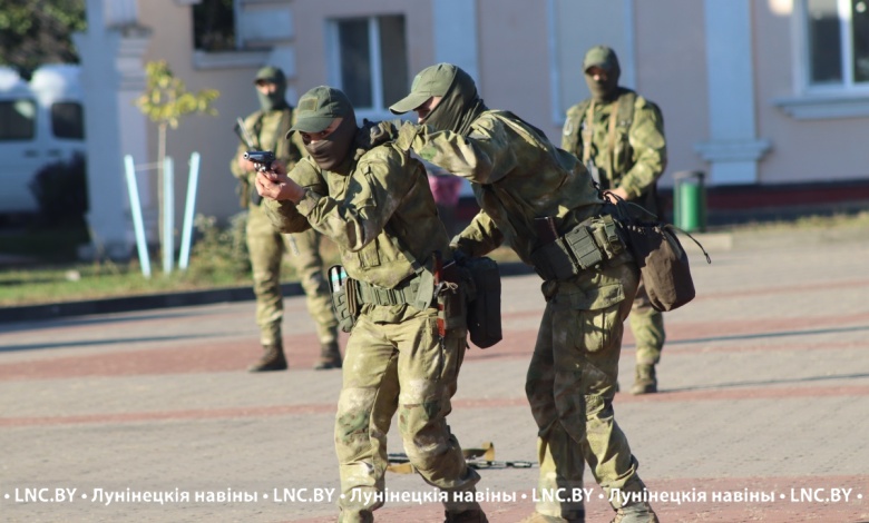 Военные стреляли в Лунинце. Что случилось? (фоторепортаж)