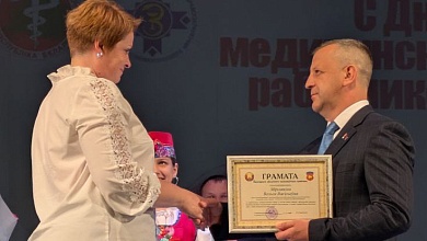 Граматы Брэсцкага аблвыканкама ўдастоена загадчык Язвінскай амбулаторыі ўрача агульнай практыкі Вольга Мірошкіна