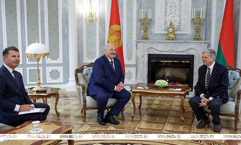 О чем Лукашенко предупредил США и что стоит за визитом Коула в Беларусь