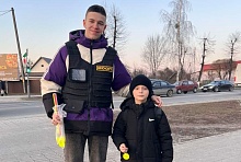 В Лунинце раздают фликеры