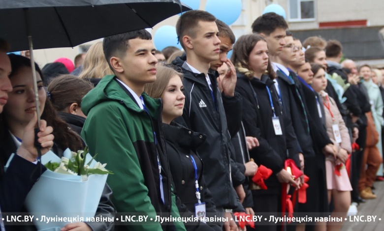 Вот это последний звонок! На главной площади в Лунинце было тесно! (фоторепортаж)
