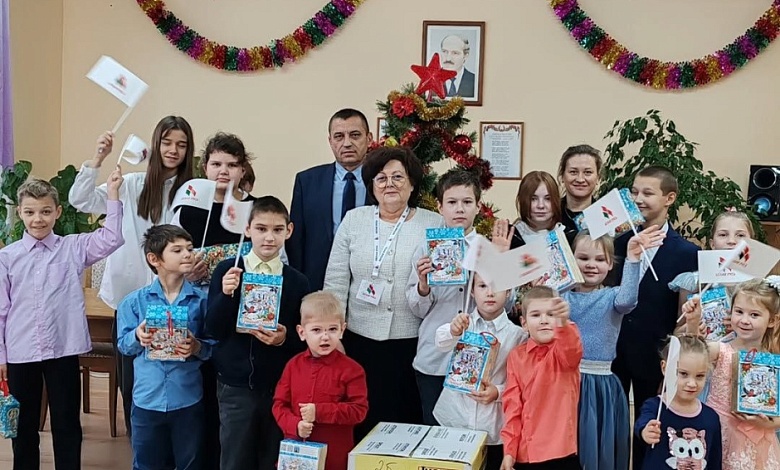 Наши дети! Новогоднее настроение подарили воспитанникам социально-педагогического центра Лунинецкого района