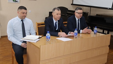 В Лунинце председатель районного Совета депутатов Владимир Ковалевич встретился с коллективом детской школы искусств