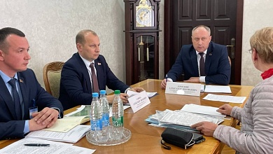 Насущные вопросы! Помощник Президента проводит приём граждан в Лунинце