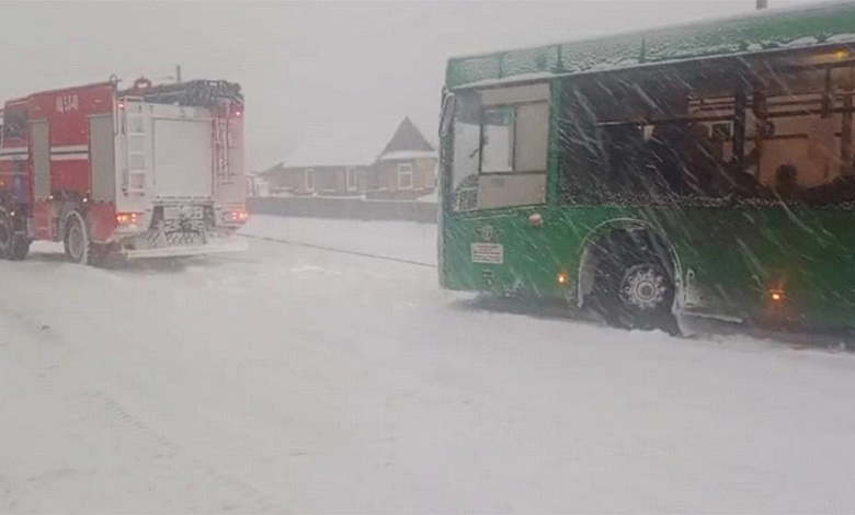 Спасатели за сутки помогли вытянуть из снежных заносов 26 единиц транспорта
