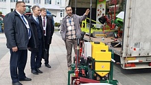 Оценили технику на выставке ягодного форума в Микашевичах