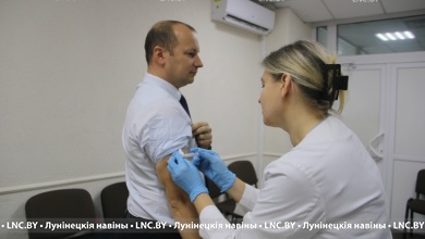 На собственном примере! В Лунинецком районе стартовала прививочная кампания