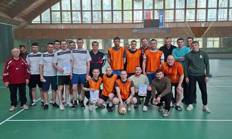 В мини-футбол лучше всех играют железнодорожники Лунинца