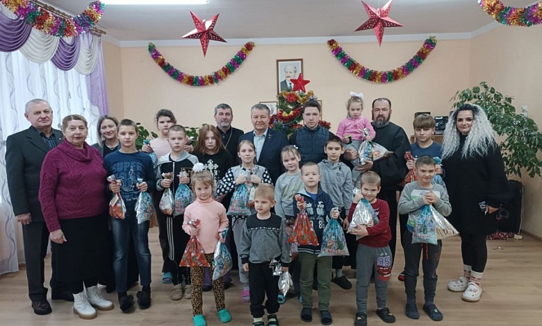 Дарят радость и подарки детям в Лунинецком районе