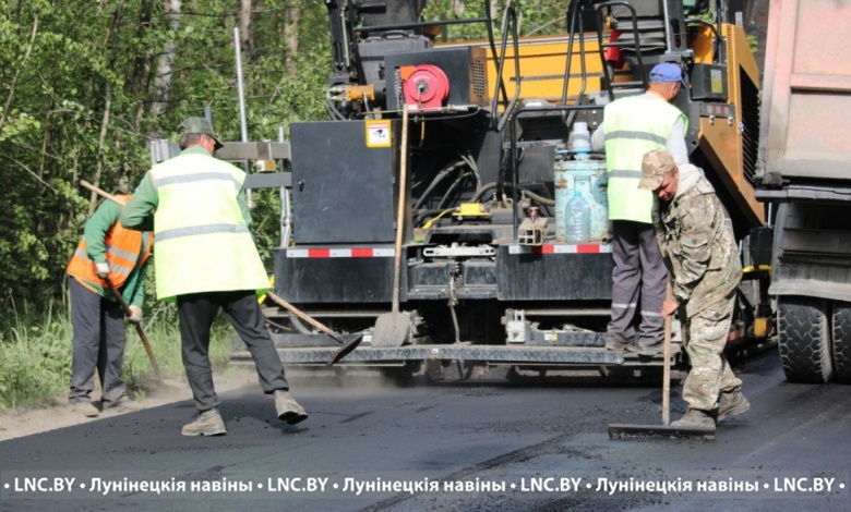 Работники ДРСУ-101 г. Лунинца благоустраивают дорогу на Песчаники