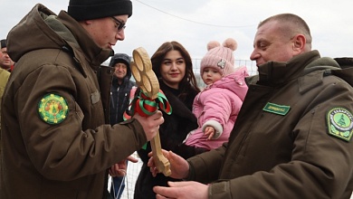 Молодой семье из Лунинецкого лесхоза вручили ключи от арендного жилья