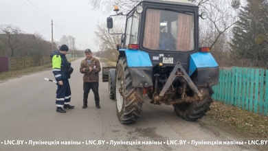 Сотрудники ГАИ на дорогах особое внимание уделяют сельхозтехнике