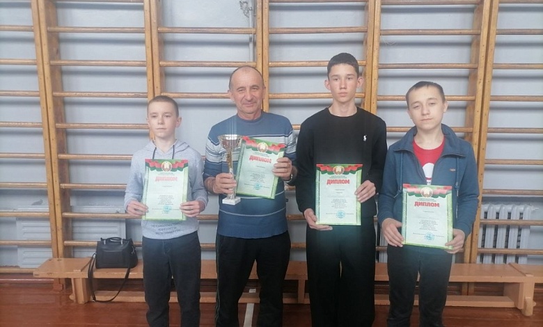 Юноши выяснили кто лучше всех играет в настольный теннис в Лунинецком районе