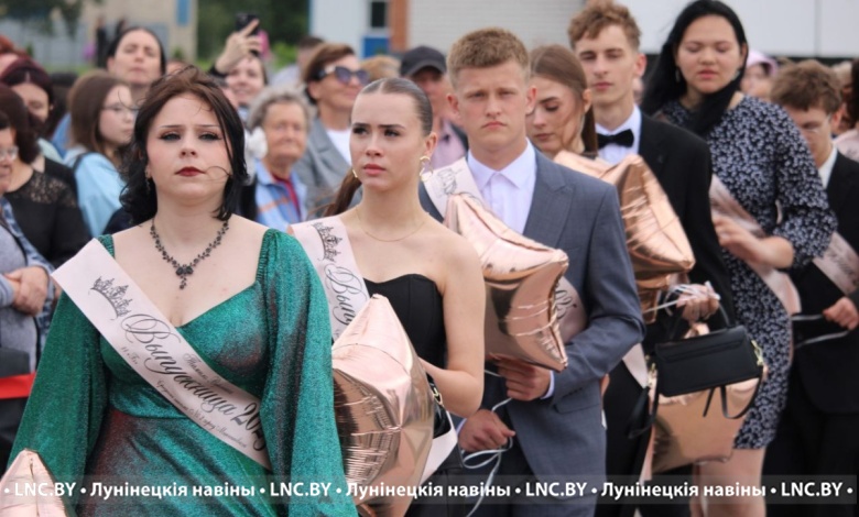 Выпускники прощаются со школой в Микашевичах | Фоторепортаж