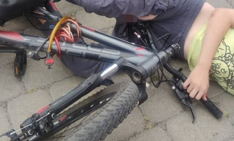 Мальчик проколол бедро ручкой тормоза велосипеда. Спасатели ему помогли