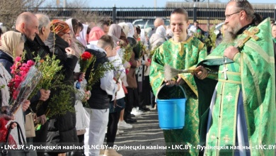Вербное воскресенье встречают православные христиане в Микашевичах