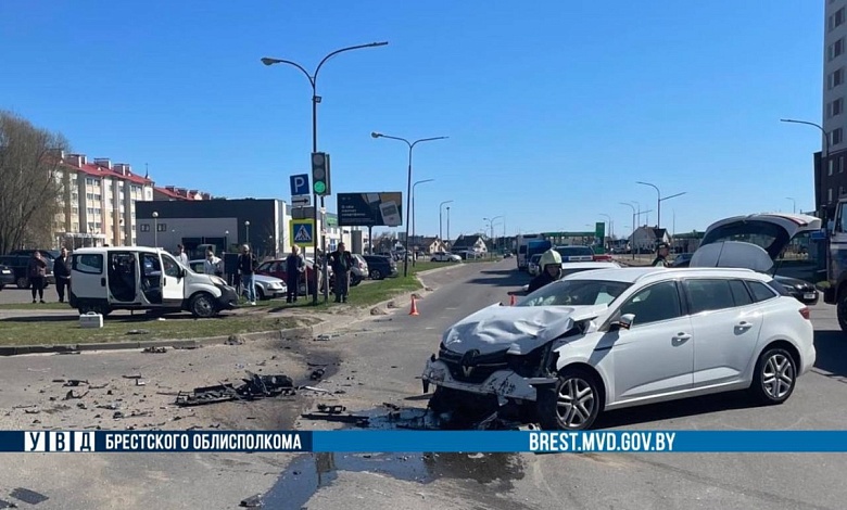 Fiat встретился с Renault на улице Дружбы в Кобрине