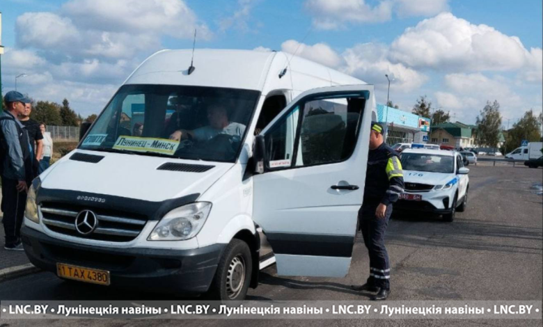 Сотрудники ГАИ проверяют маршрутки в Лунинецком районе 