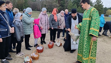 Освящение праздничной снеди у храма в честь Святого благоверного князя Александра Невского в Лунинце