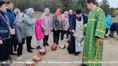 Освящение праздничной снеди у храма в честь Святого благоверного князя Александра Невского в Лунинце