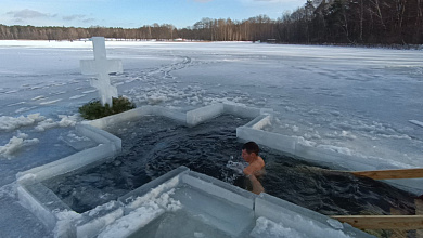 На озере Белое в Лунинецком районе состоялись крещенские купания