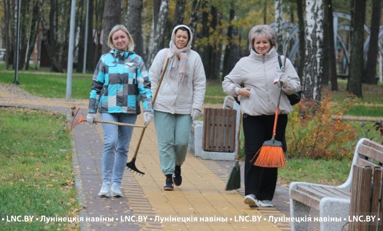 В Микашевичах прибрались в городском лесопарке