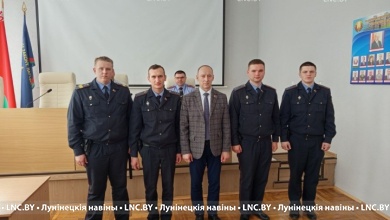 Табельное оружие вручили молодым сотрудникам милиции в Лунинце