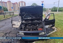В Бресте загорелся автомобиль во время движения 